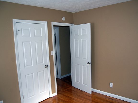 Bedroom 3: 9.5' x 10.5'