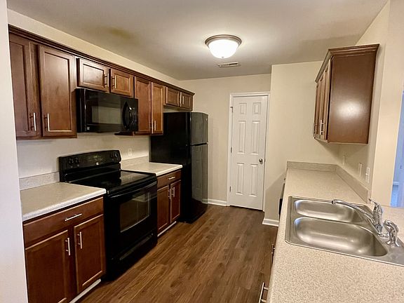 4th image of 301 Rotunda St #304