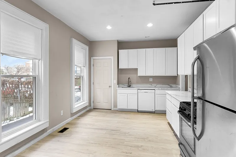 3 bed, 1.0 bath, $600 — Photo 2