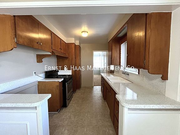 5th image of 5889 Rose Ave