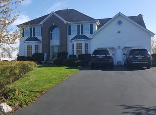 11 Oak Tavern Cir, Branchburg, NJ 08876