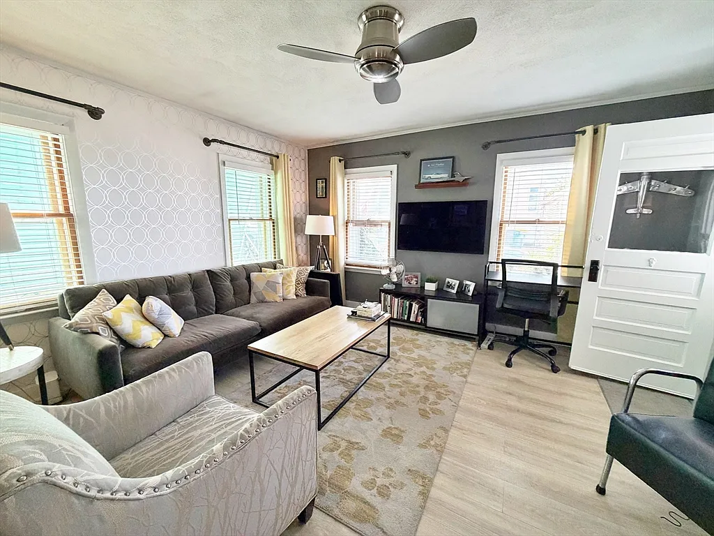 1 bed, 1.0 bath, 576 sqft, $2,400 — Photo 1