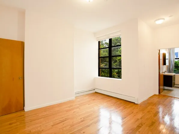 194 Vernon Avenue image 11 of 23