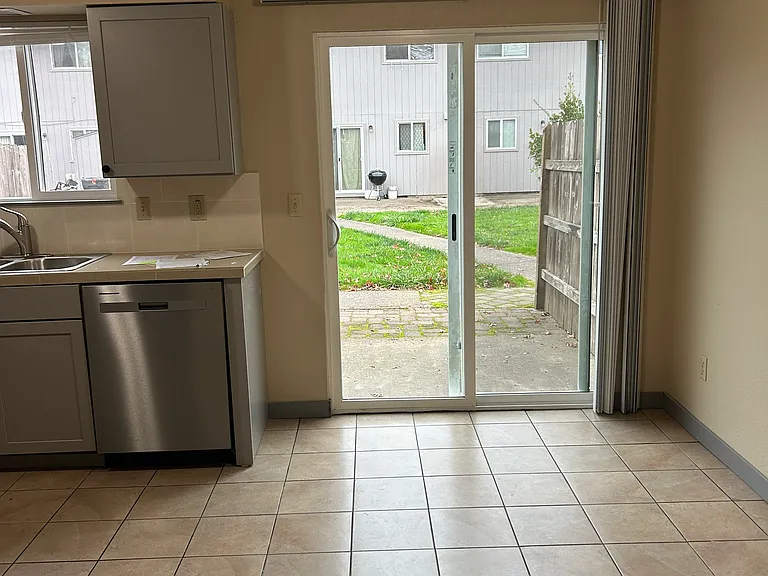 1765 Queen Ave SW — Photo 3