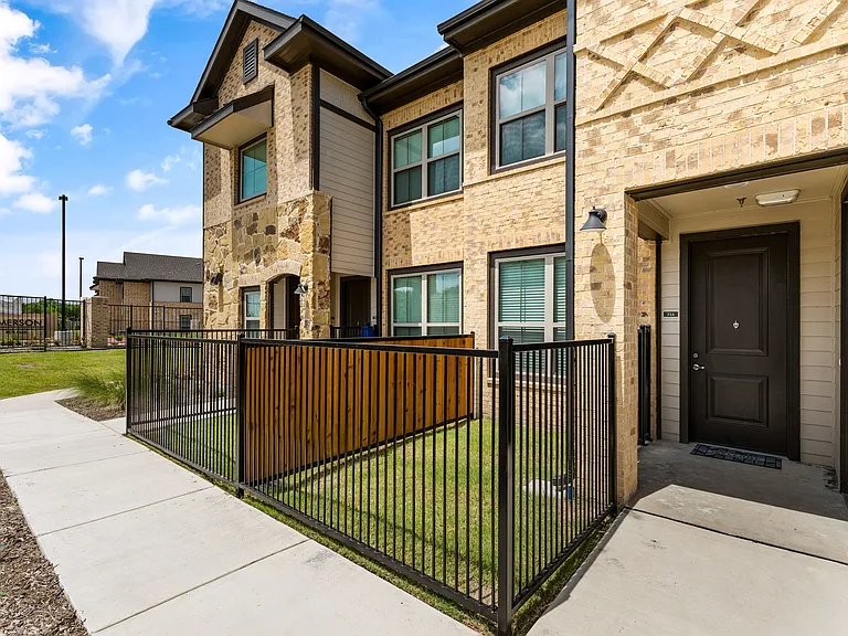 Emerson at Red Oak — Photo 15
