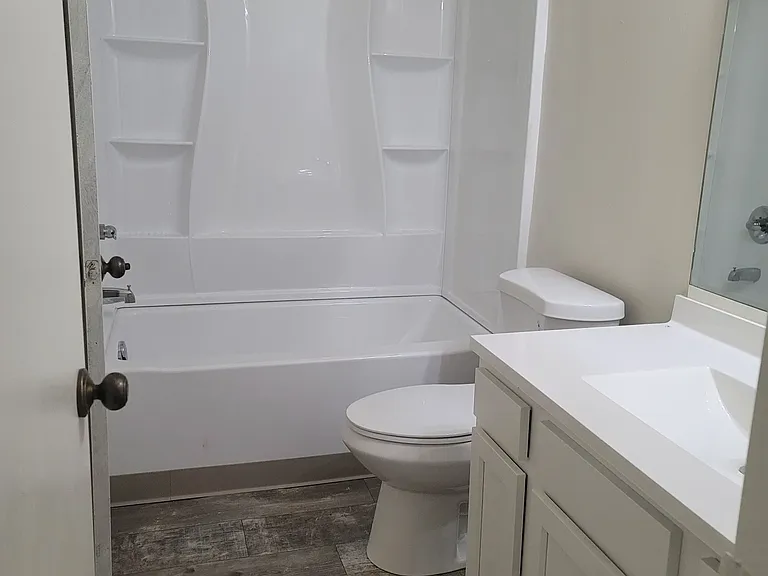 Sunset Lake Apartments — Photo 18