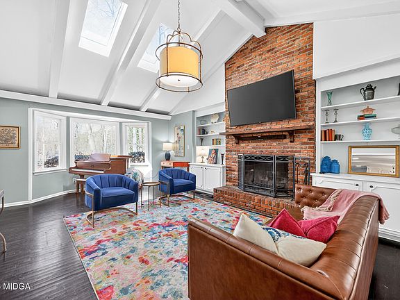 2nd image of 764 Kings Mountain Rd