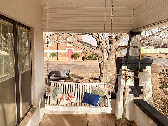 4th image of 302 W 10th St