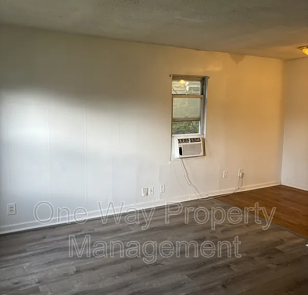 1738 N Poplar Ave — Photo 5