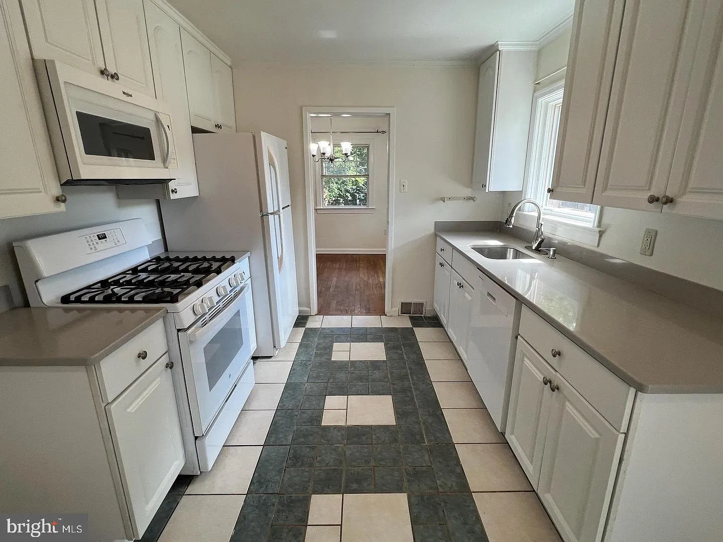 2 bed, 2.0 bath, 1979 sqft, $2,950 — Photo 3