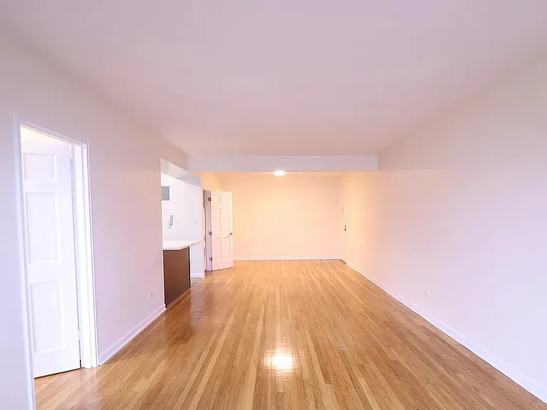 3415 Parsons Blvd #4R — Photo 1