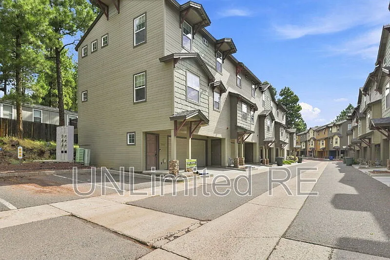 4 bed, 3.0 bath, 1624 sqft, $3,200 — Photo 3