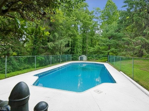 5th image of 137 Beekman Rd