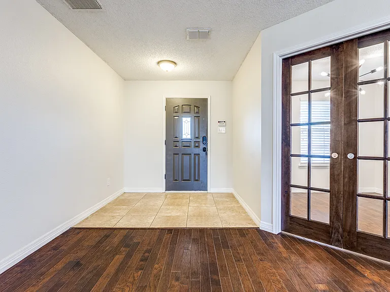 2112 Royal Acres Trl — Photo 2