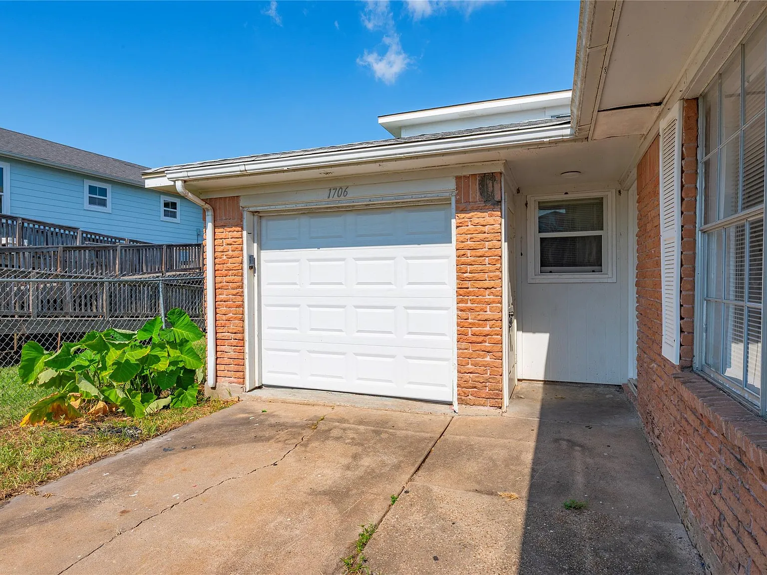3 bed, 1.5 bath, 1576 sqft, $1,800 — Photo 4
