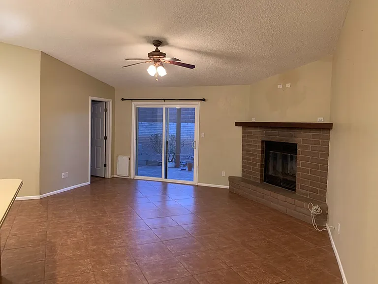 2220 Iris Dr — Photo 4