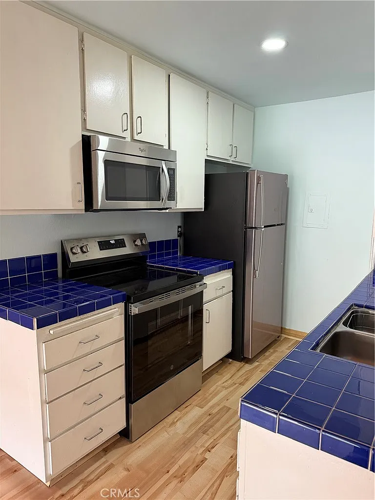1 bed, 1.5 bath, 712 sqft, $1,999 — Photo 3