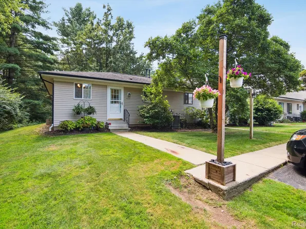 4521 Westbrook Dr, Jackson, MI 49201
