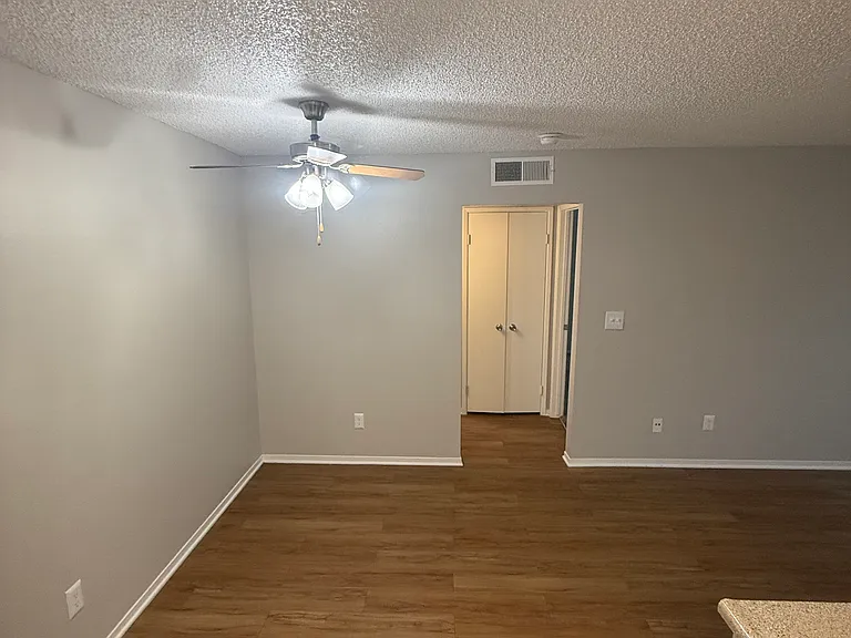 1 x 1 Dining Area