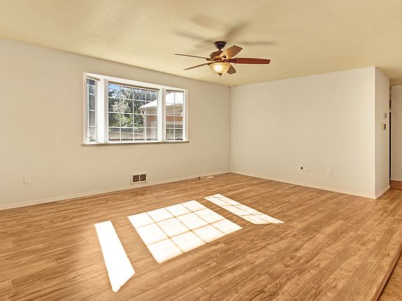 4th image of 925 Park Pl SE