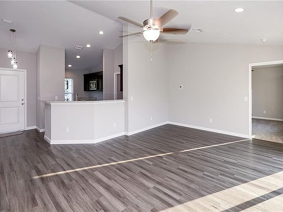 4th image of 545 Lake St