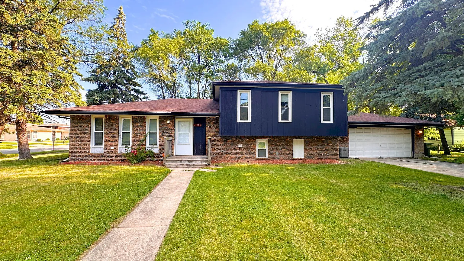 15755 Madison Ave photo 1
