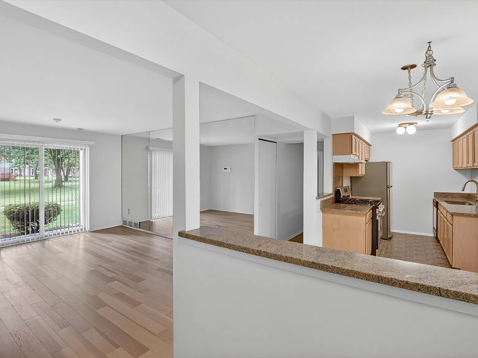 2037 E Franklin Dr — Photo 4
