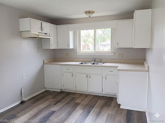 3rd image of 15587 Oakbrook St