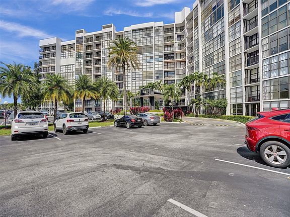 3rd image of 800 Parkview Dr APT 131