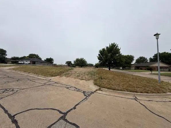 1803 Meadowlake Dr, Woodward, OK 73801
