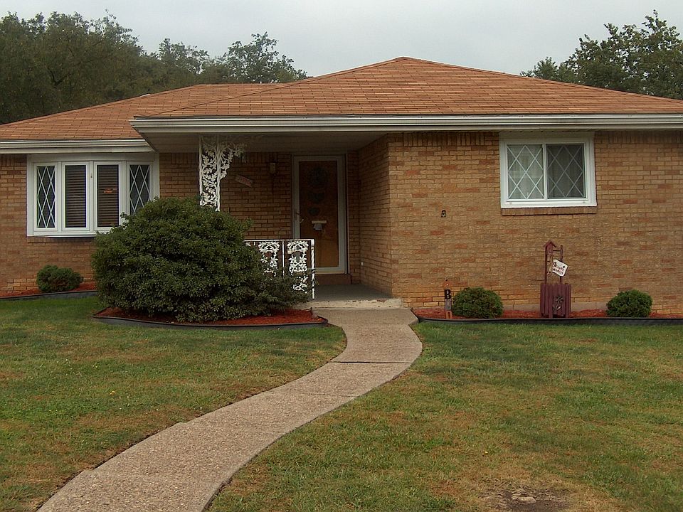 Welcoming front yard