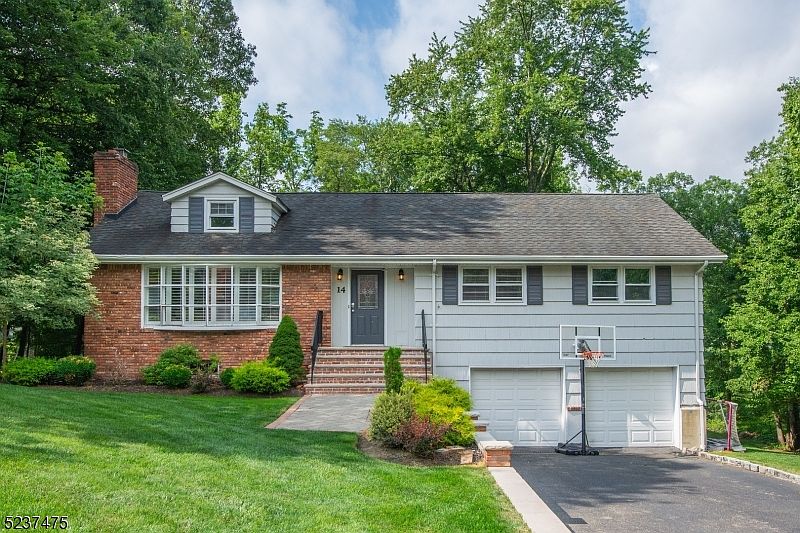 1st image of 14 Willowbrook Dr