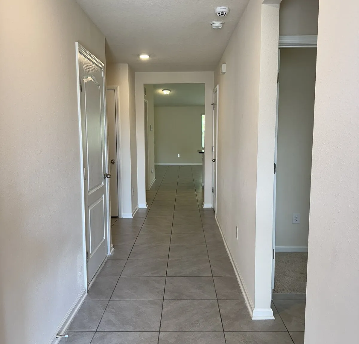 4 bed, 2.0 bath, 2400 sqft, $2,500 — Photo 3