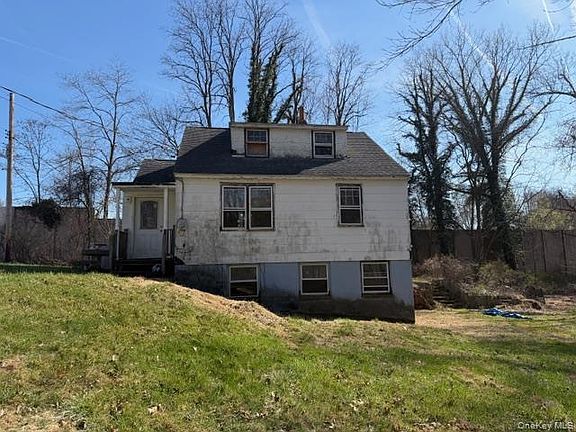 2nd image of 1075 Spillway Road