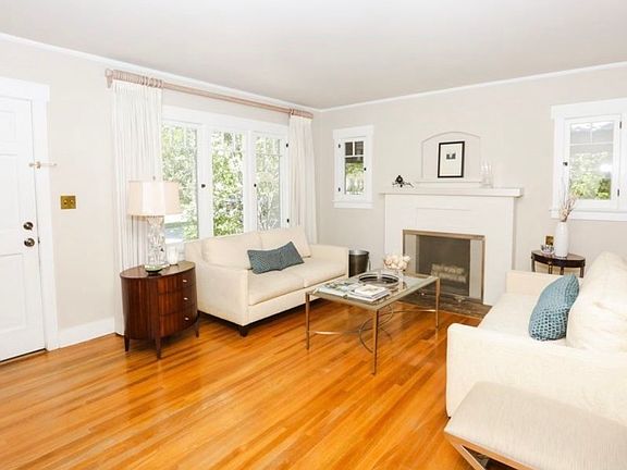 3rd image of 2040 Queensberry Rd