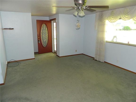 3rd image of 409 Edgeway Dr