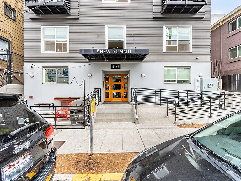 1722 Summit — Photo 15