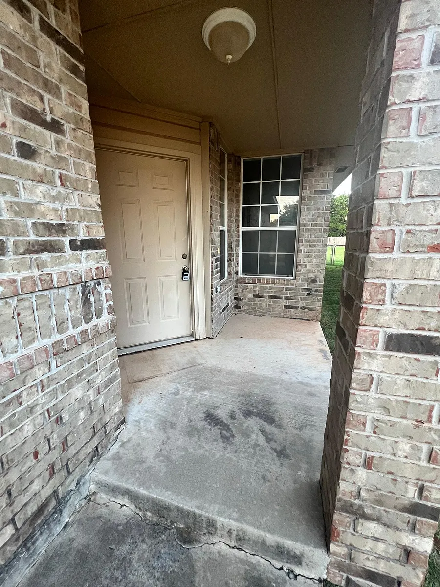 Building Photo - 911 W Griggs Way