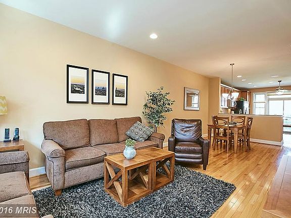 4th image of 2533 S Kenmore Ct