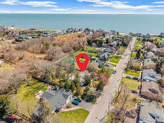 4th image of 223 Connetquot Road