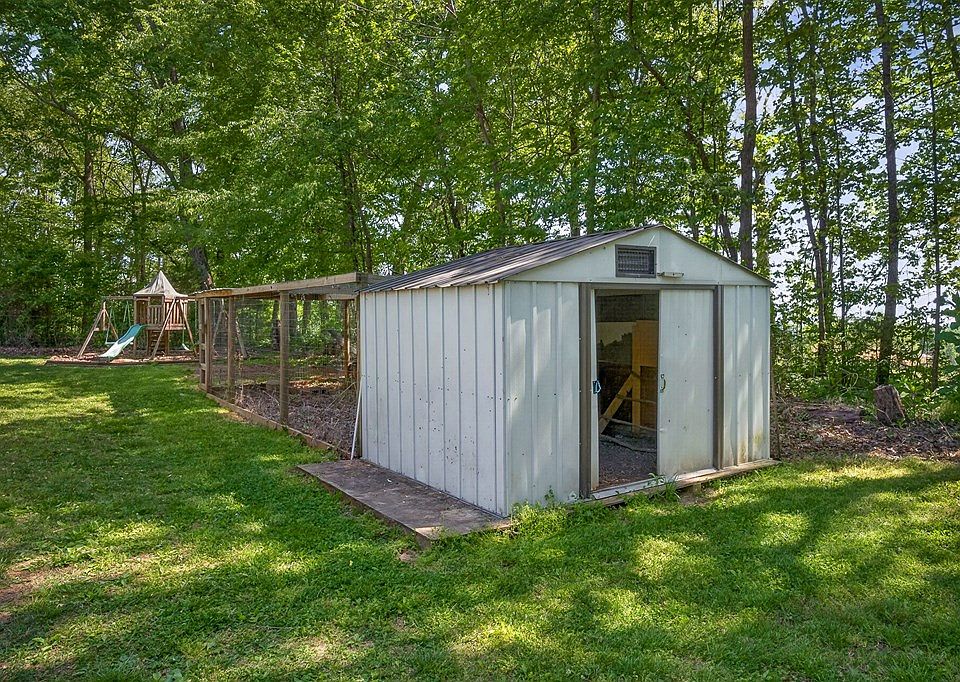 31st image of 214 Boyd Creek Rd