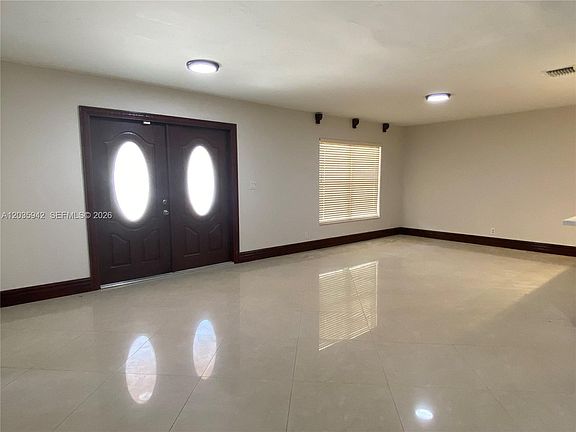4th image of 490 Bonaventure Blvd