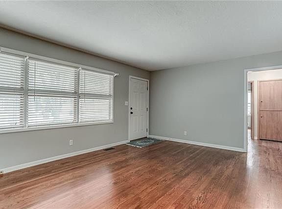 3rd image of 2919 W 50th St