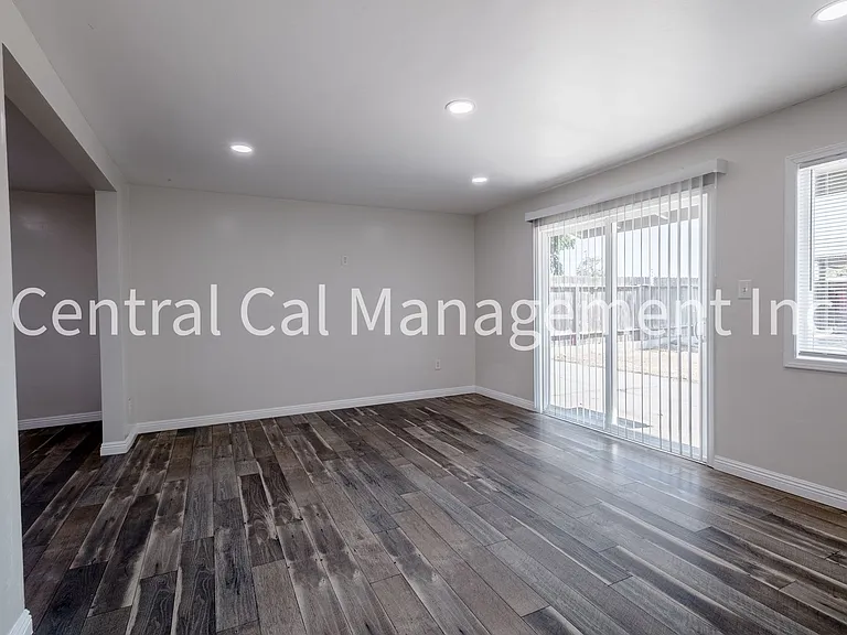 10421 Glenn St — Photo 6