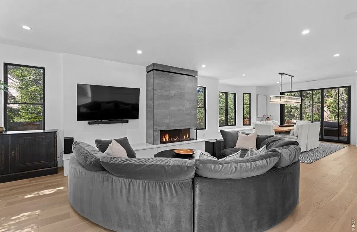5 bed, 5600 sqft, $25,000 — Photo 1