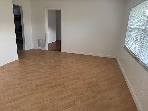 4th image of 639 Meadowvale Dr Unit 1