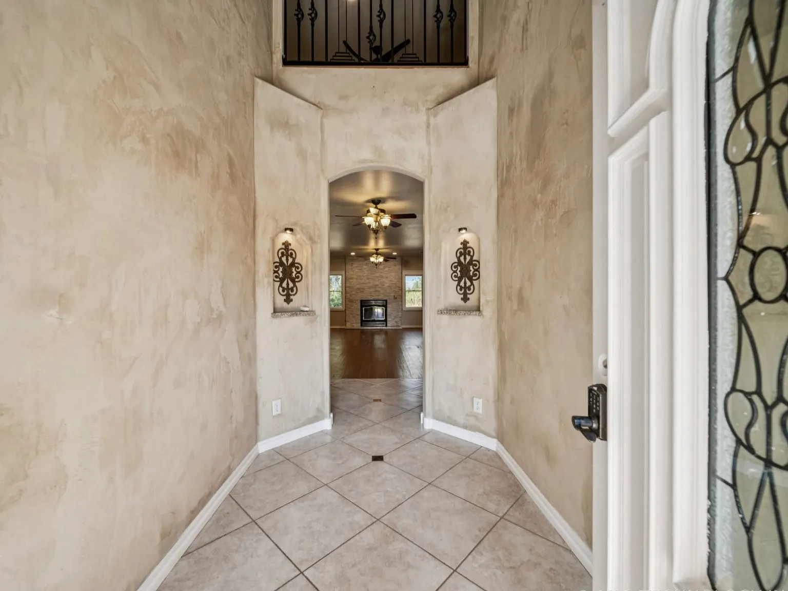 4 bed, 4970 sqft, $3,900 — Photo 4