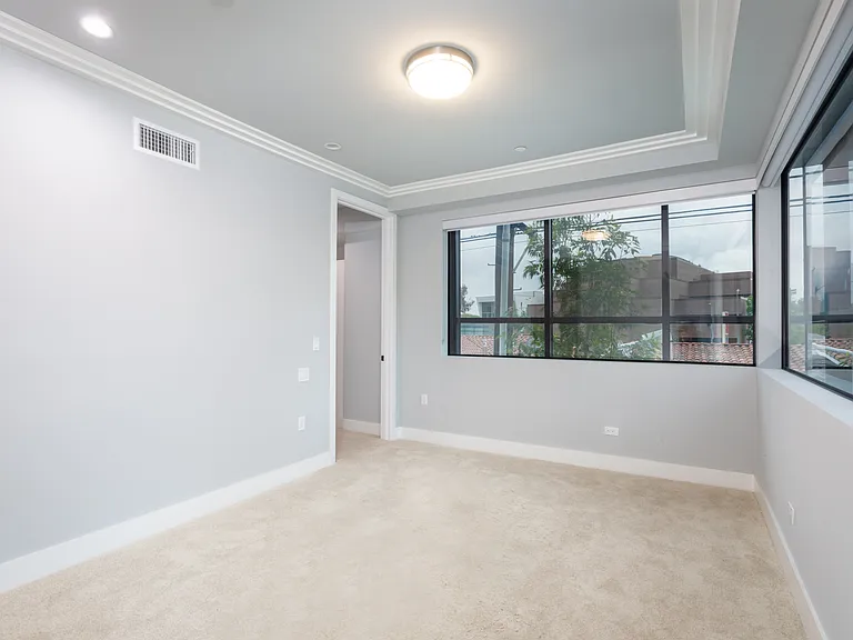 1350 Roxbury Dr — Photo 11
