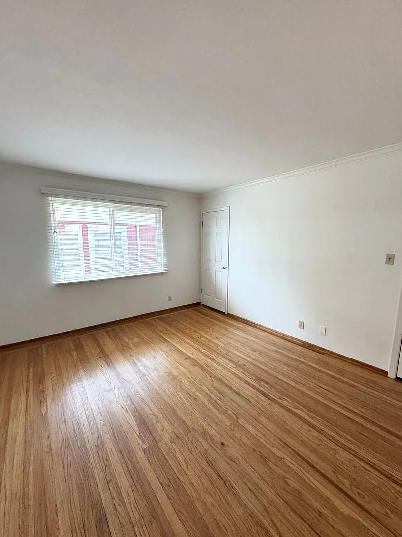 Midtown Apartment — Photo 3