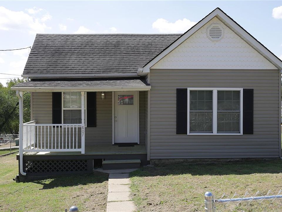1st image of 807 Stewart St